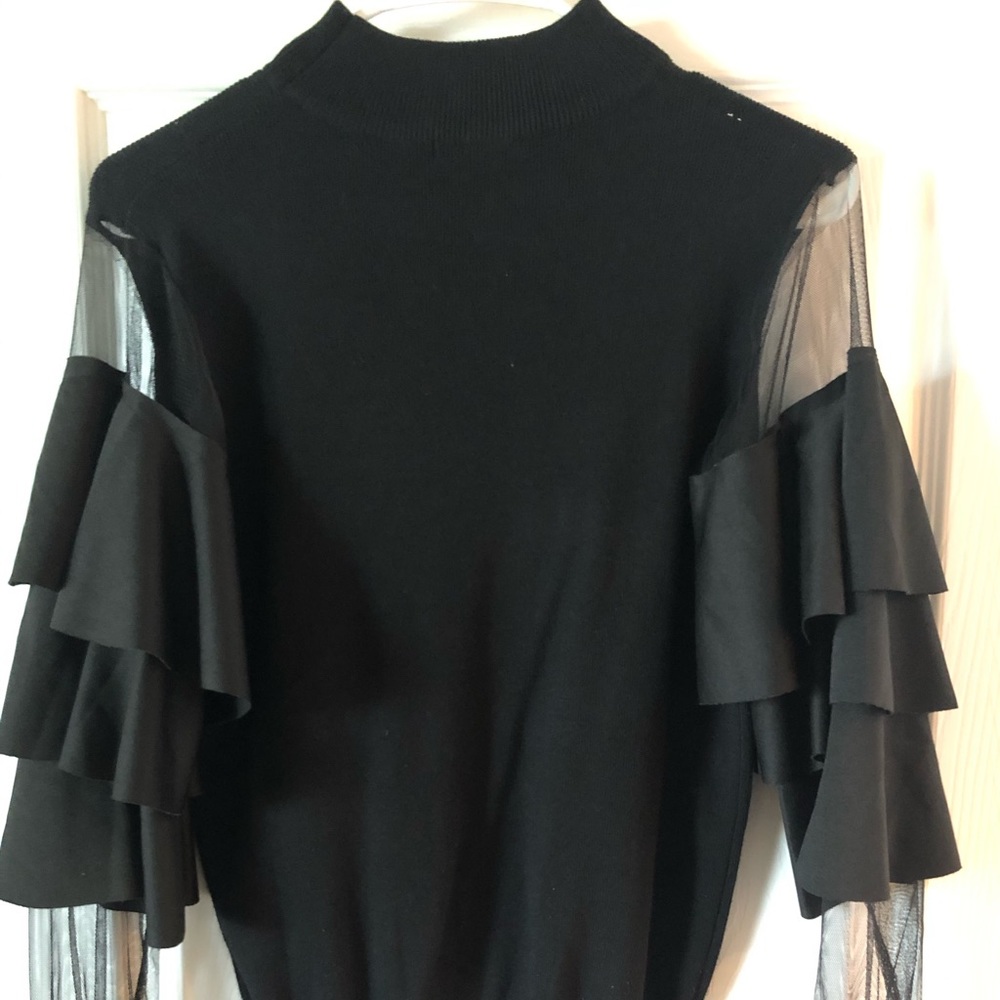 Black long sleeve top. 🖤
